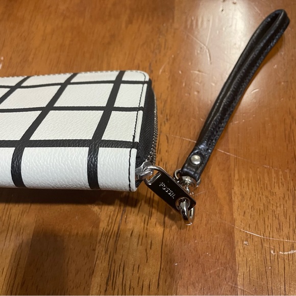 Fossil Wristlet In Black and Cream in great almost new condition! - Picture 2 of 7